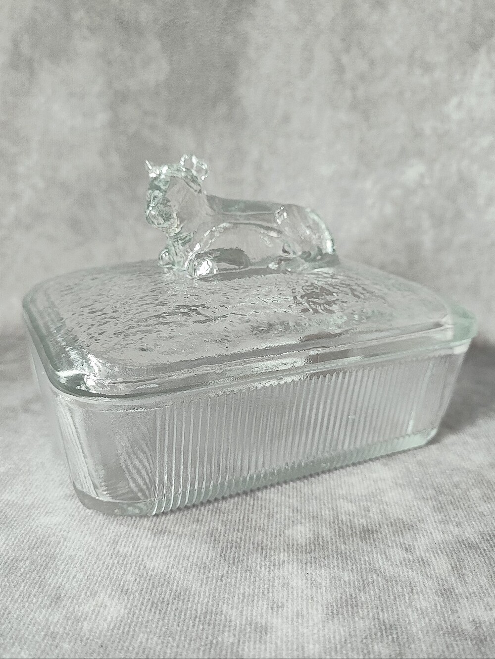 Crate & Barrel Clear Glass Covered Butter Dish with Cow Lid Holds 4 Sticks CHIP - Picture 3 of 9